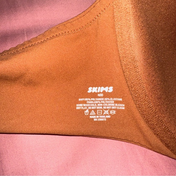 SKIMS Fits Everybody T-Shirt Bra - Picture 8 of 9